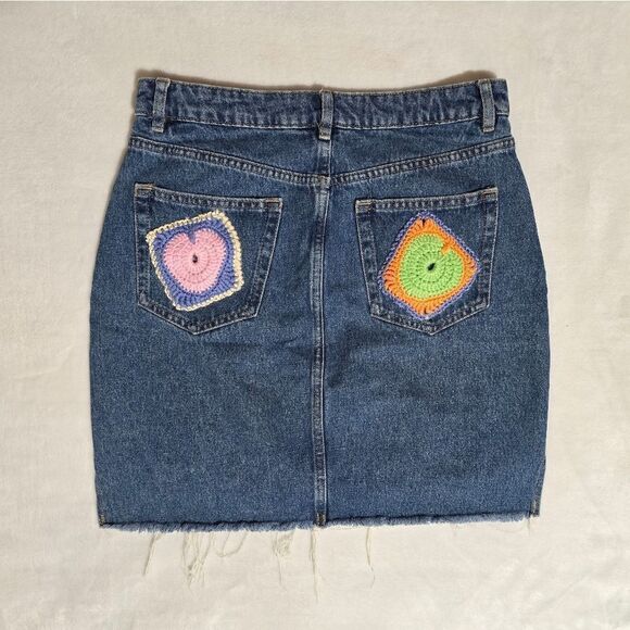"H&M" Denim jeans skirt with handmade crochet decoration. Size 8 - Picture 3 of 16